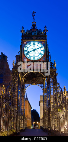 Die viktorianischen Eastgate Clock in der Nacht auf die Stadt Wände, Chester, Cheshire, England, Vereinigtes Königreich Stockfoto