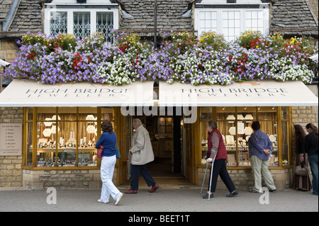 Tourist Shop mit Blütenpracht im Cotswold Dorf Bourton auf Wasser Gloucestershire England UK Stockfoto