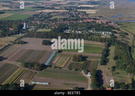 Luftaufnahme von Blakeney Dorf Norfolk & Ackerland im Spätsommer Stockfoto