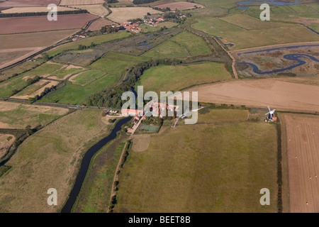 Luftbild von Burnham Overy Dorf und Windmühle im Spätsommer Norfolk UK Stockfoto