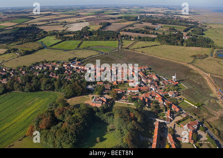 Luftbild von Cley Dorf und Mühle an der North Norfolk Küste Englands Stockfoto