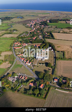 Windmühle an der North Norfolk Küste Englands und Luftbild Cley Dorf Stockfoto