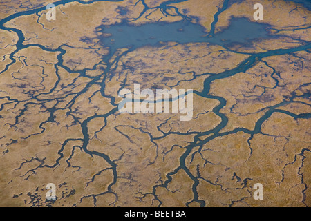 Aerial Landschaft zeigt der Gezeitenzone von Bächen und Salzwiesen zwischen Toynbee und Blakeney an der Nordküste Norfolk Stockfoto