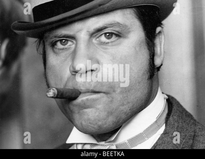 Schauspieler OLIVER REED, Zylinder und Frack bekleidet stiehlt die Szene in der Rockoper "Tommy". Stockfoto