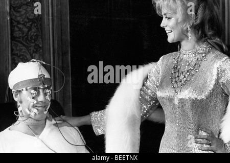 Sänger ROGER DALTREY, "Tommy" in der Rock-Oper mit dem gleichen Namen, genießt einen Witz mit der Schauspielerin ANN MARGARET. Stockfoto