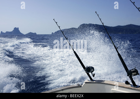 Angelboot/Fischerboot in Salzwasser mit trolling Ruten und Rollen Stockfoto
