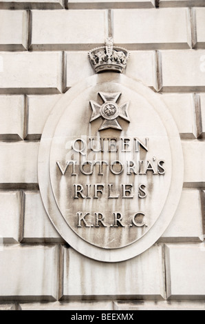 Königin Victorias Gewehre Bataillon Logo an einer Wand in der Davies Street, Mayfair, London Stockfoto