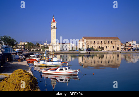 Turm der Agios Dionysos Kirche mit Blick auf die Fischerhafen in Zakynthos-Stadt Stockfoto