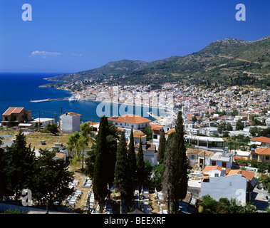 Blick über den Hafen und die Stadt von Samos auf der griechischen Insel Samos Stockfoto