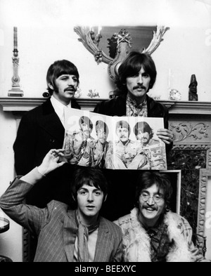 (L-R) Beatles Ringo Starr, Paul McCartney, George Harrison und John Lennon hält ein Foto von sich aus Sgt. Pepper. Stockfoto