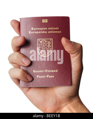 Eine Hand hält einen neue finnische biometrischen Pass Stockfoto