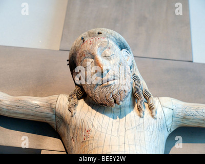 Mittelalterliche Holzstatue, die Kreuzigung im Kolumba Museum in Köln Stockfoto