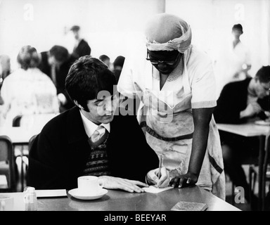 Der Beatles-Sänger Paul McCartney gibt Autogramme an einem Truck stop Stockfoto