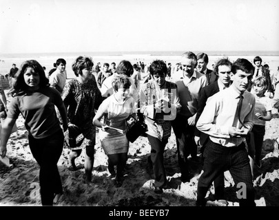 Die Beatles-Fans in Cornwall umgeben, während ihre "Magical Mystery Tour" Stockfoto