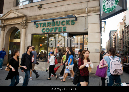 Ein Starbucks-Café in New York Stockfoto