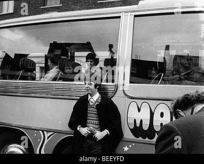 Die Beatles Paul McCartney neben Tourbus Stockfoto