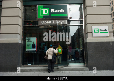 Eine Frau betritt ein td Bank in New York Stockfoto