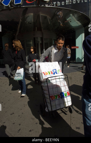 Shopper verlassen die Toys "R" Us am Times Square store Stockfoto