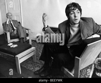 Die Beatles Paul McCartney zu Hause mit seinem Vater Stockfoto