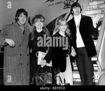 Die Beatles links, Paul McCartney und Ringo Starr, rechts, an Bord eines BOAC Fluges. Stockfoto