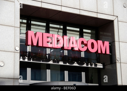 Mediacom Agentur Werbeschild außerhalb der Unternehmenszentrale in Theobalds Road, London Stockfoto