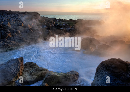 Felsküste bei Sonnenuntergang, Halbinsel Reykjanes, Island Stockfoto