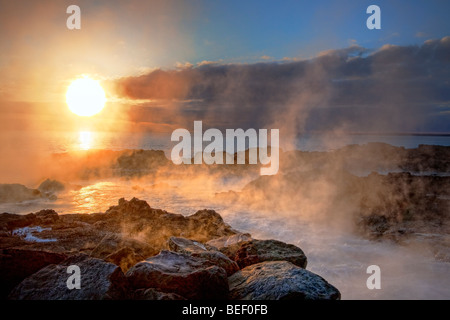 Felsküste bei Sonnenuntergang, Halbinsel Reykjanes, Island Stockfoto