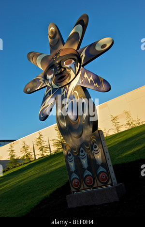 Geschnitzte Küsten-Salish willkommen Holzskulptur auf UBC Thunderbird Arena 2010 Winter Olympics Sledgehockeysektion und Eishockey Stockfoto