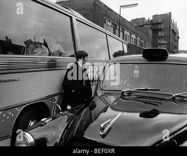 Sänger Paul McCartney mit "Magical Mystery Tour" bus Stockfoto