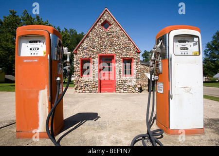 Oldtimerbus gebaut Mobil Oil Tankstelle an Hand von lokalem Stein und erhalten in Correctionville, Iowa Stockfoto