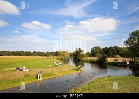 Sonnigen Tag durch den Fluss Stour Dedham Essex England Stockfoto