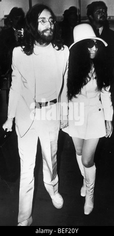 John Lennon und Yoko Ono nach Flitterwochen ausschlafen Stockfoto