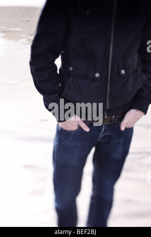 Teenager mit Händen in den Taschen Stockfoto