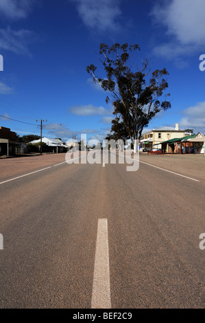 Der Stuart Highway, einer langen, geraden Straße im australischen Outback. Hier ist es auf der Durchreise nach Wilmington. Stockfoto