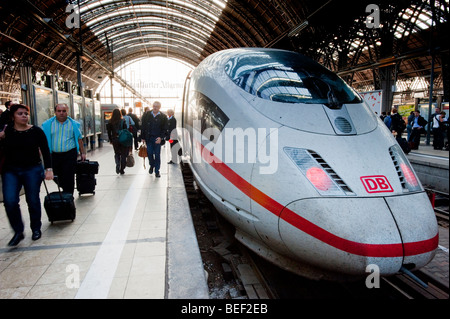 Inter City ICE Zug am Bahnsteig am Frankfurter Hauptbahnhof Stockfoto