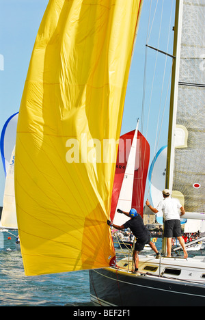 Klasse 1 IRC Besatzungen bei Leichtwind nähern Cowes Week 2009, Isle Of Wight, England, UK Stockfoto