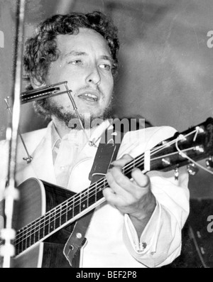 1001590 (900324) Bob DYLAN, U.S. - Amerikanischer Musiker Und Saenger, Auf der B Hne Mit Gitarre Und Mundharmonika, Auf der Insel Stockfoto