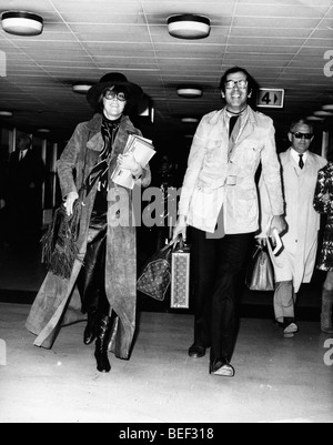 16. November 1969; London, UK; Schauspielerin JANE FONDA mit Ehemann Regisseur ROGER VADIM zu Fuß durch den Londoner Flughafen Heathrow. Stockfoto