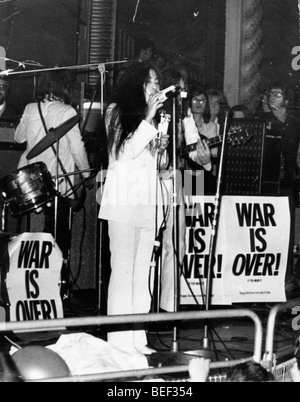 Künstlerin Yoko Ono führt bei Benefiz-Konzert Stockfoto