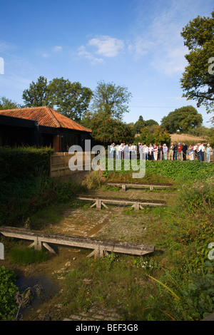 Gruppenreise durch das Trockendock in der Nähe von Flatford Mill Flatford Osten Berg Stockfoto