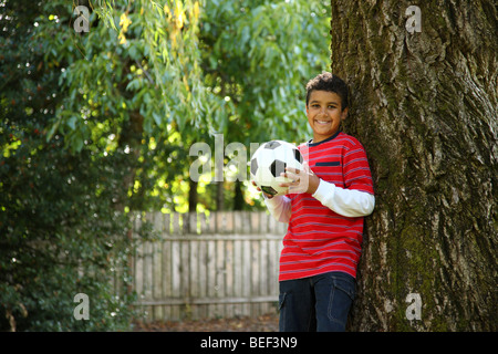 Porträt eines jungen im Freien mit Fußball Stockfoto