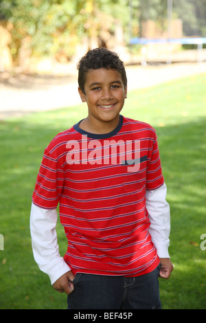 Porträt eines 11-jährigen Jungen im freien Stockfoto