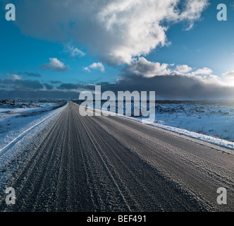 Schneebedeckte Berge, Hafnarfjordur, Island, Straße und lava Stockfoto