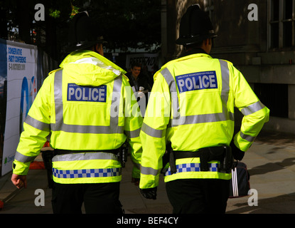 Offiziere von Polizei des Großraums Manchester patrouillieren die Straßen in der Nähe des Veranstaltungsortes der Parteitag der konservativen, 5. Oktober 2009. Stockfoto
