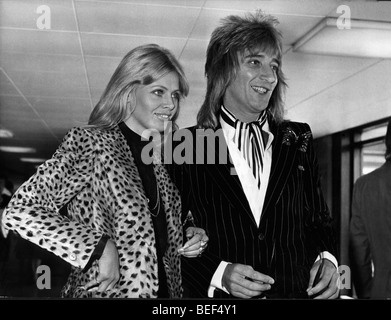 Sänger Rod Stewart reist mit Britt Ekland Stockfoto