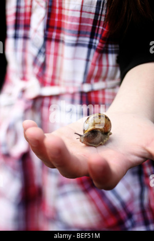 Mädchen mit einer Schnecke in der hand Stockfoto