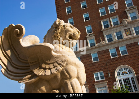 Geflügelten Löwenstatue am nördlichen Ende des Grove Arcade in Asheville, North Carolina, USA Stockfoto