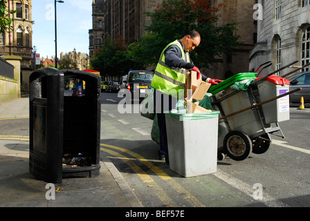 Manchester City Council Mitarbeiter leeren Mülltonnen im Stadtzentrum von Manchester, England. Stockfoto