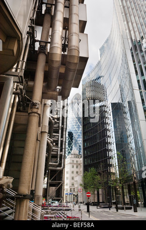 Zeigen Sie vorbei an Lloyds Building von The Gherkin, auch bekannt als die Swiss Re Gebäude an. Stockfoto