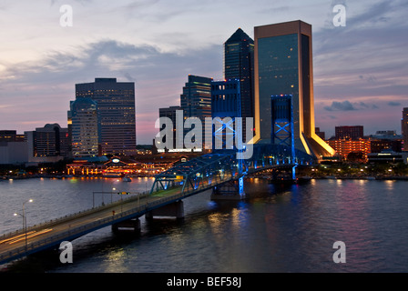 Jacksonville-Skyline mit Blick auf die Main Street Bridge und der St.Johannes River im Nordosten Floridas, USA Stockfoto